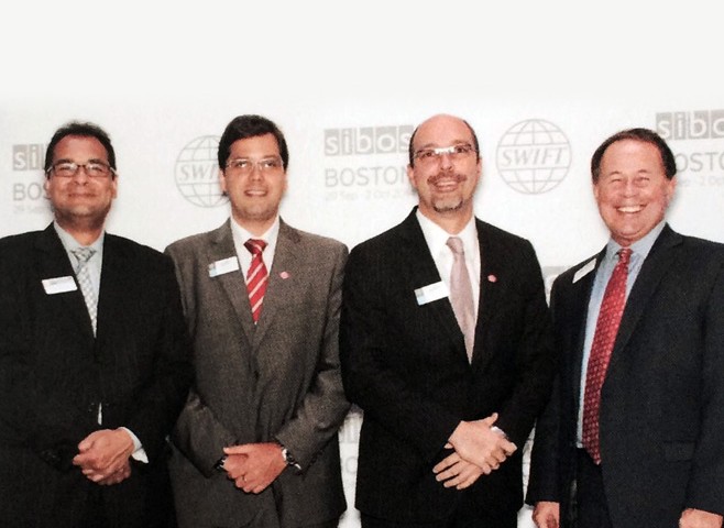 En la foto de izquierda a derecha: Jairo Namur, SWIFT; Nerio Muñoz, Alliance Enterprise; Luis Cortina, Alliance Enterprise; Edward Adams, SWIFT.