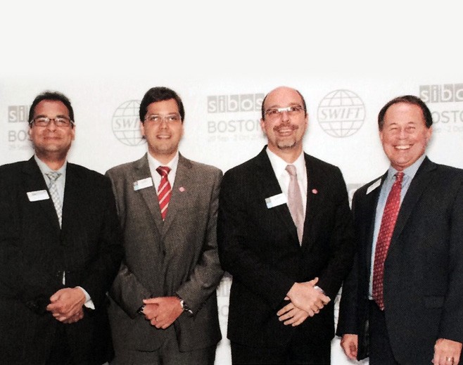 En la foto de izquierda a derecha: Jairo Namur, SWIFT; Nerio Muñoz, Alliance Enterprise; Luis Cortina, Alliance Enterprise; Edward Adams, SWIFT.